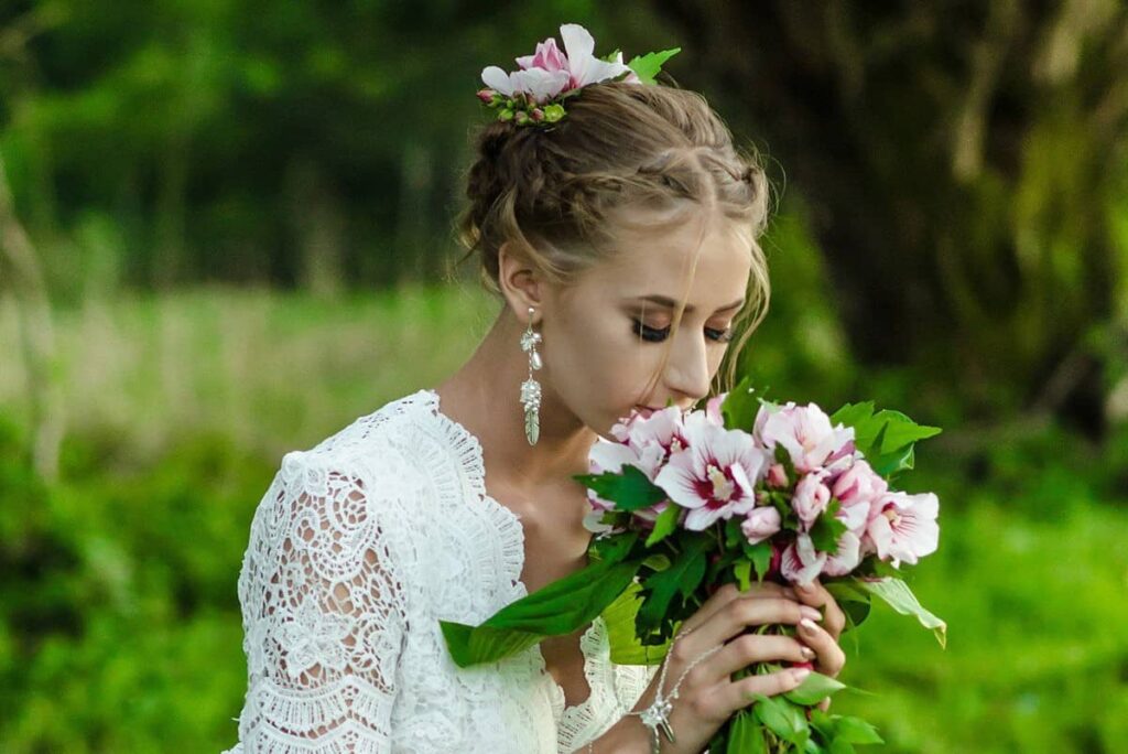 Klipsy ślubne w stylu boho - pióra i perły